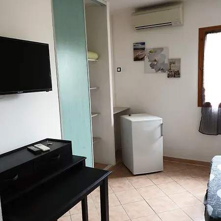 Oda ve Kahvaltı Arghjola 3*